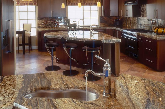 cuisine aménagée avec ilot central