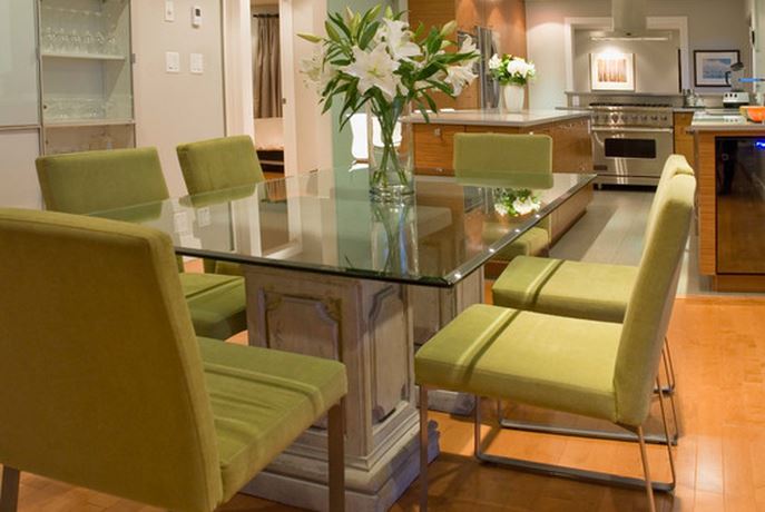 table de salle à manger moderne en verre