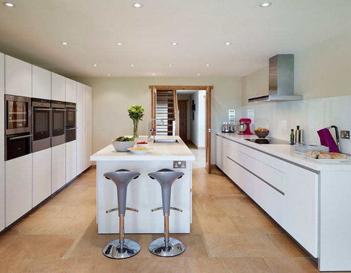 petit cuisine avec îlot central