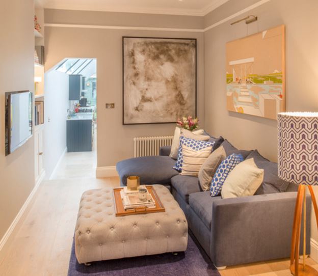 petit salon moderne avec télé